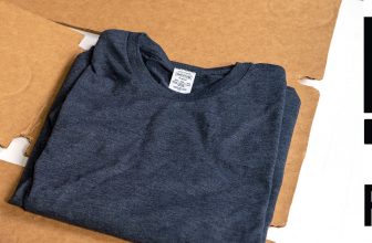 4 stappen om van karton een doe-het-zelf-t-shirtmap te maken